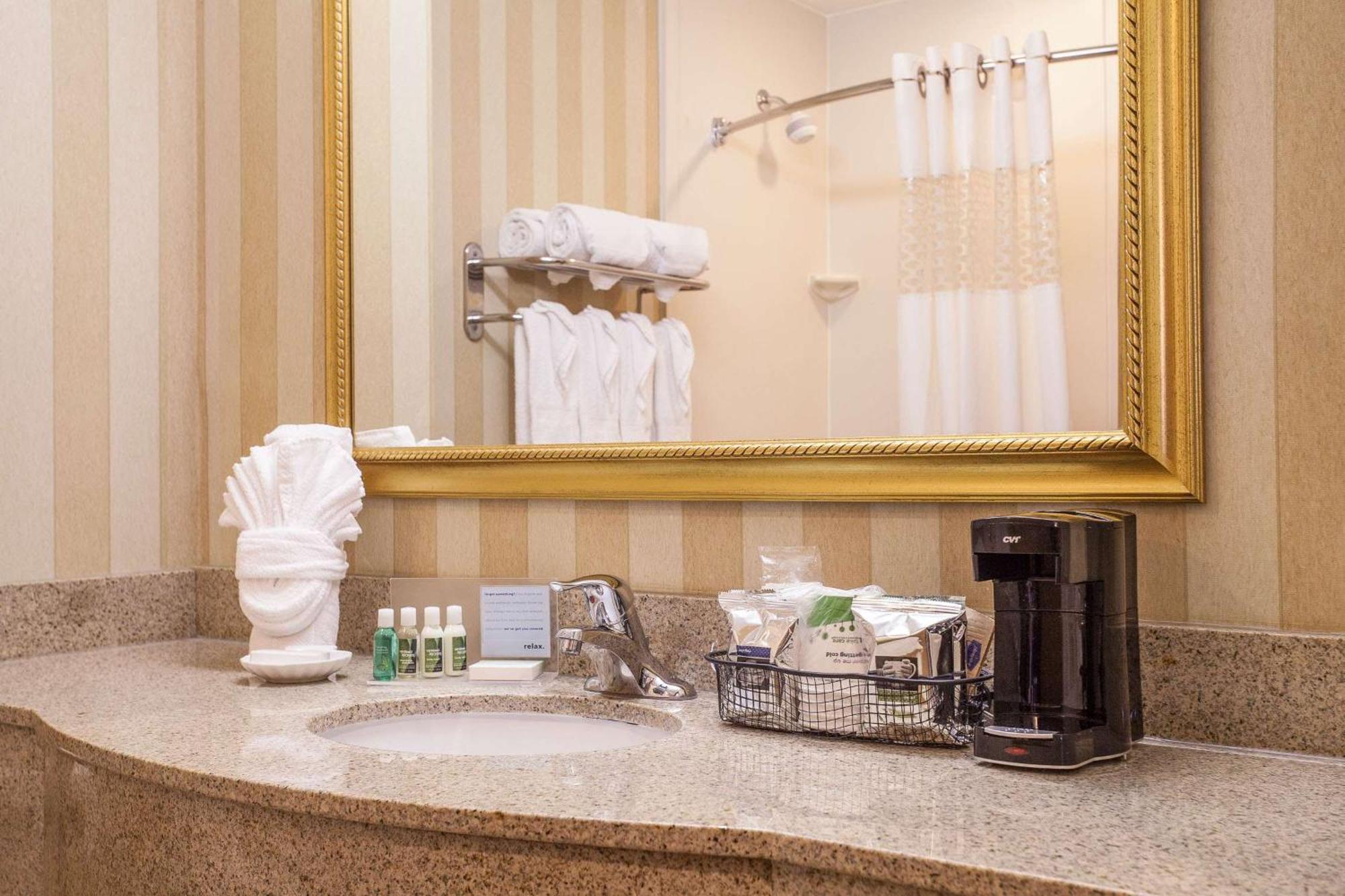 Hampton Inn & Suites Addison Eksteriør billede