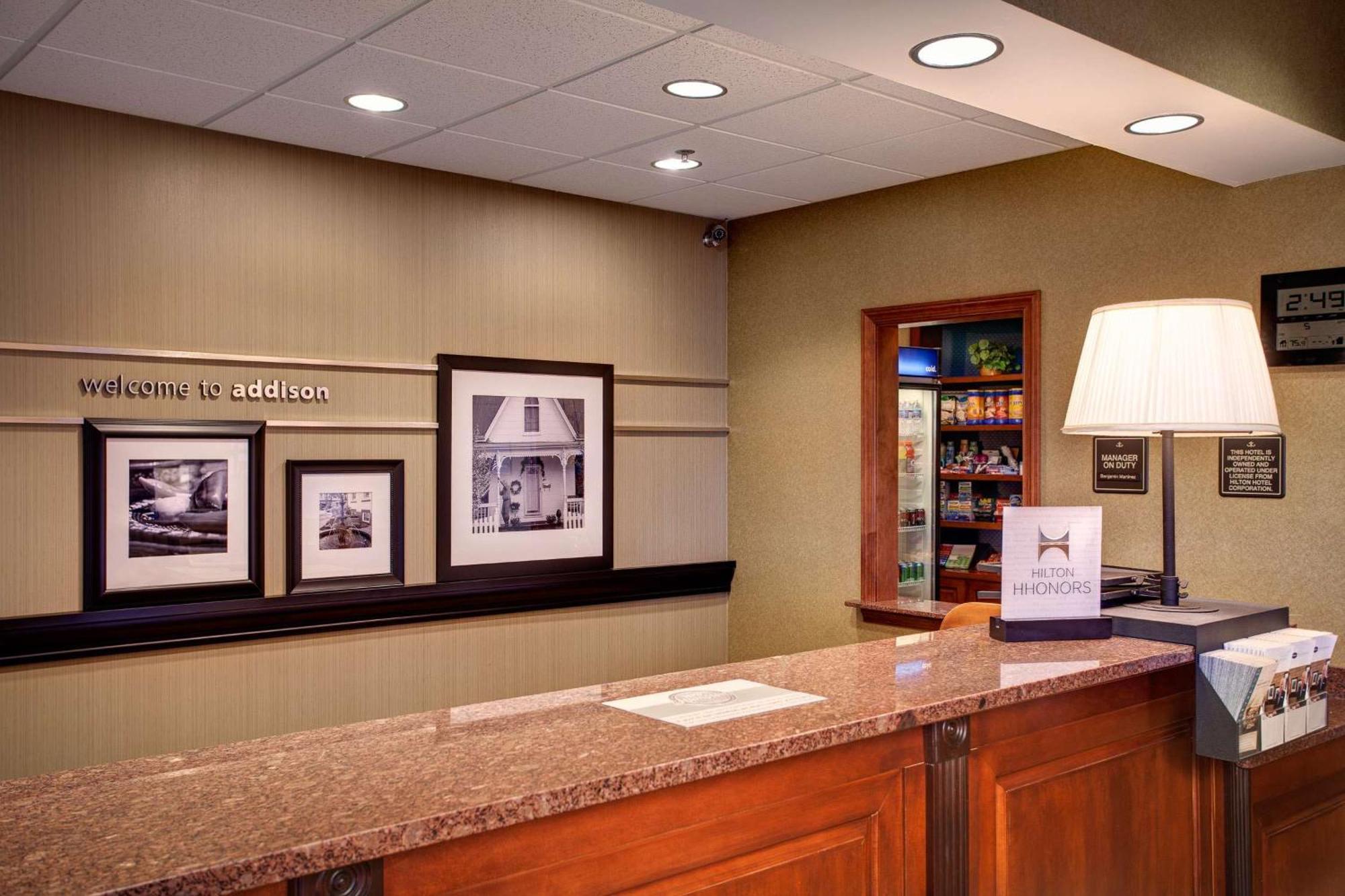 Hampton Inn & Suites Addison Eksteriør billede
