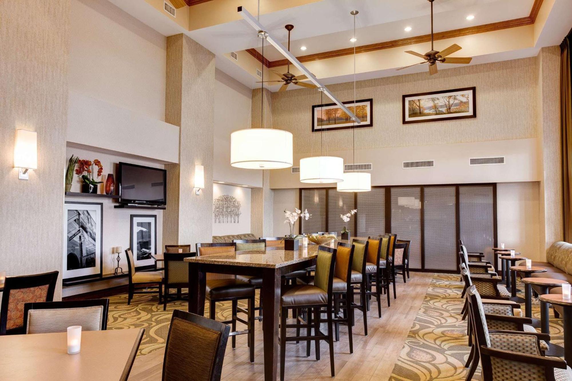Hampton Inn & Suites Addison Eksteriør billede